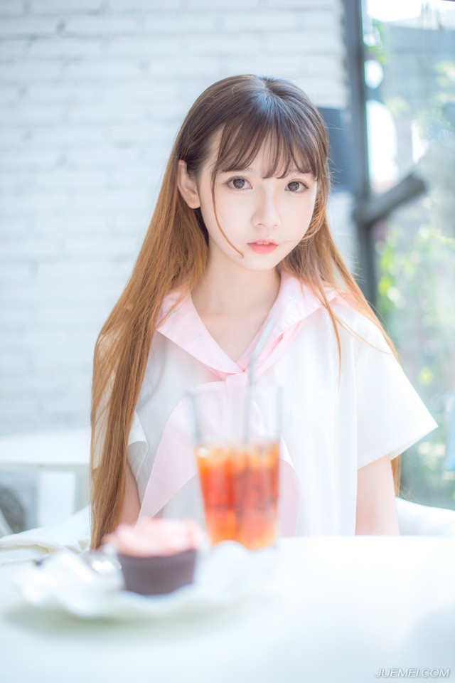 不爱的爱情，永远不会变坏。所以，我们调情，我们暧昧，却永远不要相爱。